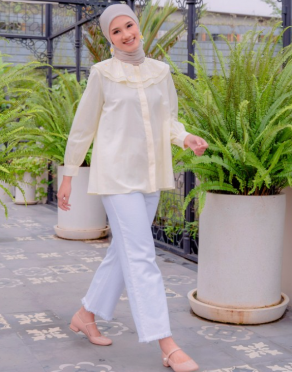 Hijab pashmina dengan aksen ruffle